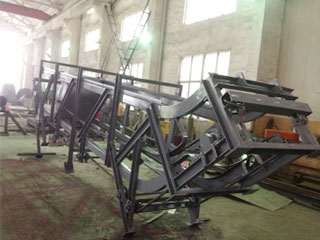 鋁(lv)型材擠壓(ya)機鋁(lv)棒壓(ya)餘(yu)輸(shu)送機(ji)