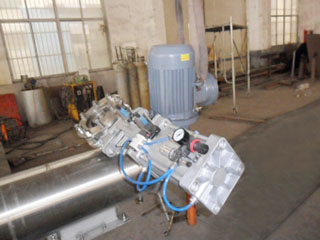 帶控(kong)製閥的(de)螺(luo)鏇輸送(song)機(ji)