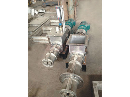 小型雙(shuang)螺鏇(xuan)半(ban)開(kai)形輸送機